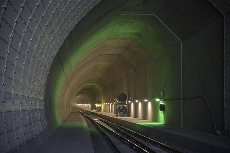 The new ceneri tunnel with train tracks installed on the floor looks clean.